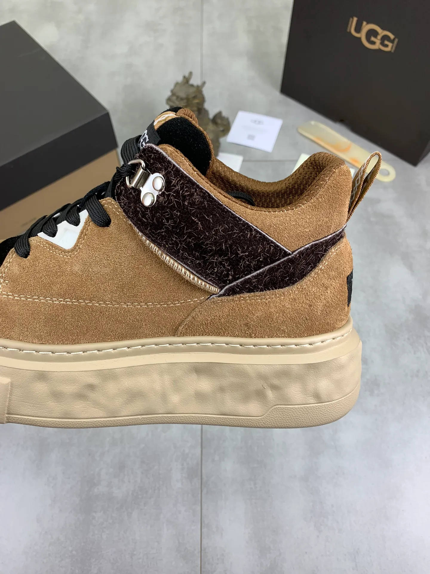 Men's shoes 💰P640 [New style] 💰 🆘 "Real wool" [UGG] 👉The popular men's shoes are synchronized with the official website 🔰The quality of the genuine products [satisfied] is not comparable to the imitations in the general market 🌀The upper is imported Italian frosted cowhide, and the lining is: foot pad 🅰️ grade 🐑Real wool👻Only Grade A can show the effect The hand feels smooth and delicate 🔱The shoe shape is grand, only genuine manufacturers can do it 🎄The perfect toughness of the original outsole 👻⬛️ allows customers to say goodbye to one-time consumption. Real wool lining, super warm. Available in black, brown and gray. Size: 39-44